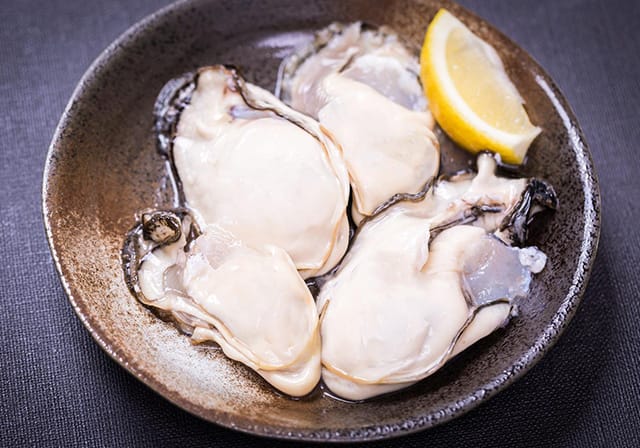 生牡蠣のレモン添え
